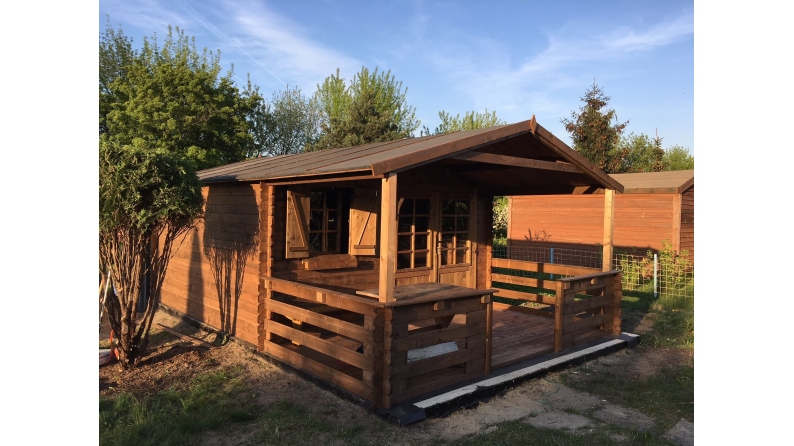 Abri de jardin en bois - 4x4 m + terrasse avec balustrade et avant-toit en bois - 24 m2 - Traité
