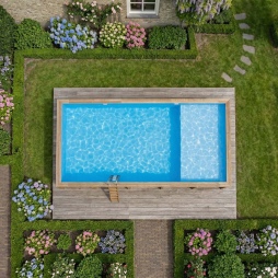 Piscine en bois AQUA 10.2 x 5.2 - H.1.45 m avec plage, bleu pâle, fixations à visser