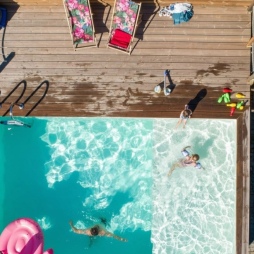 Piscine en bois AQUA 10.2 x 5.2 - H.1.45 m avec plage, sable, cadre en métal - sans dalle