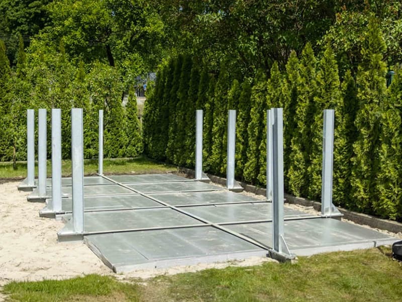 Comment choisir le bon système de fixation pour une piscine en bois ? 