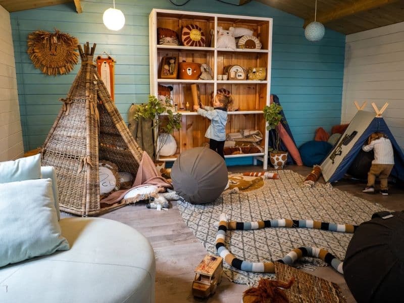 Idées pour utiliser un abri de jardin comme aire de jeux pour les enfants
