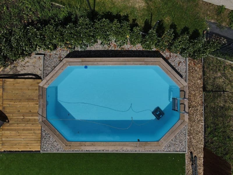 Comment préparer la piscine pour la saison ? Conseils pratiques 