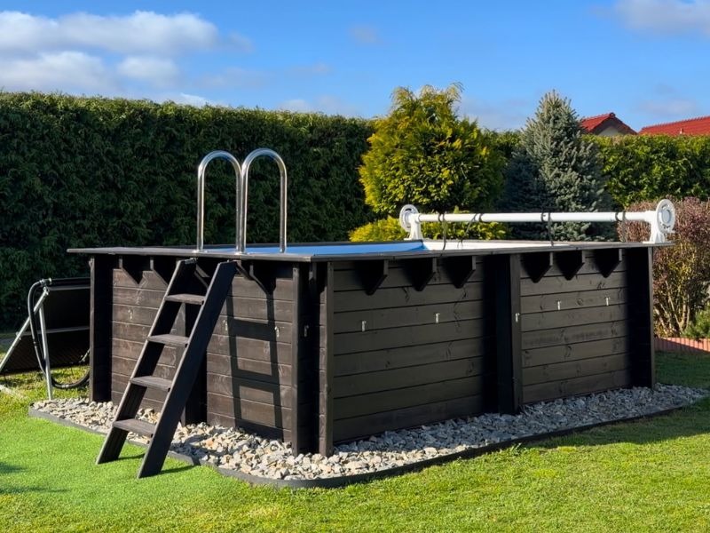 Vous rêvez d’une piscine en bois sans creuser de fondations ni couler de béton ? C’est possible !