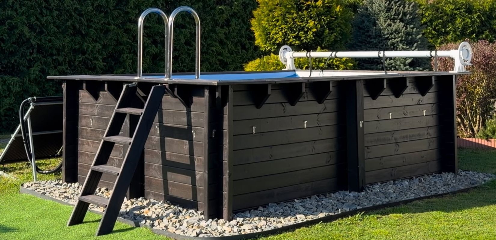 Vous rêvez d’une piscine en bois sans creuser de fondations ni couler de béton ? C’est possible !